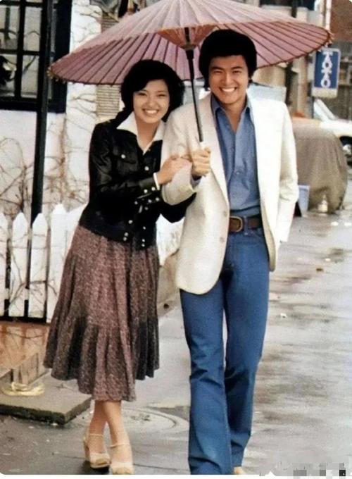 七十年代真夫妻,七十年代真夫妻东边月亮圆